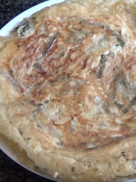 Tortilla de tagarninas y ajos tiernos
