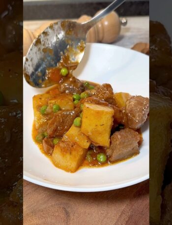 Guiso de cerdo con patatas… ¡Un clásico brutal! #youtubeshorts