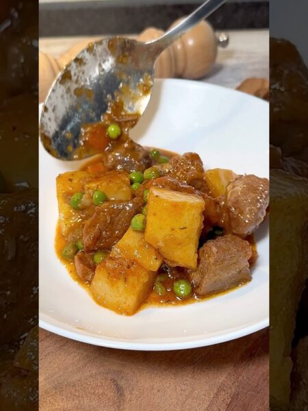 Guiso de cerdo con patatas… ¡Un clásico brutal! #youtubeshorts